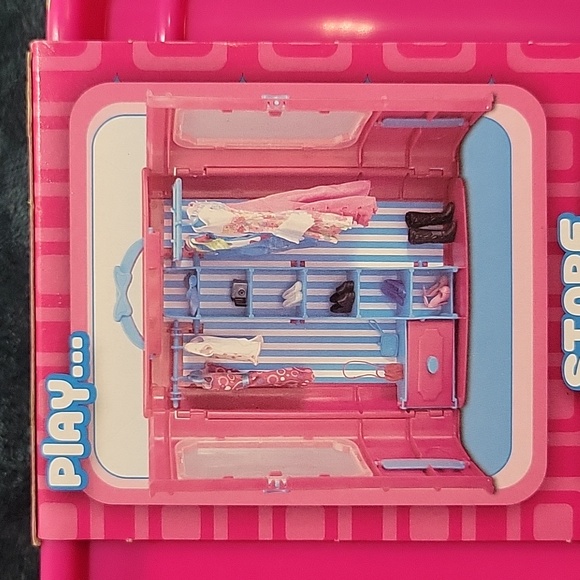 Barbie closet and carrying case - Picture 2 of 4